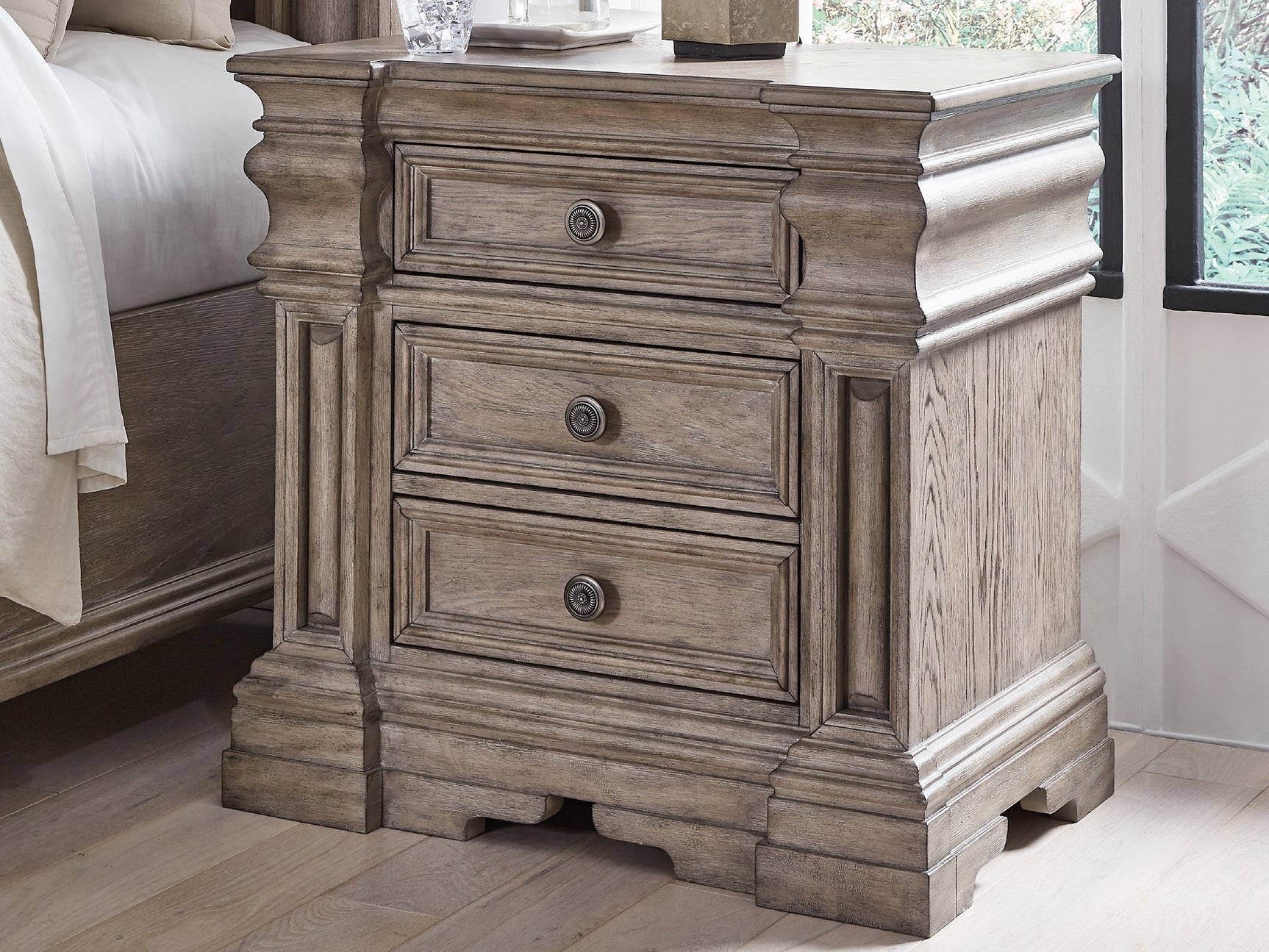 Sam's Furniture - Ashley Furniture - Blairhurst Bedroom - Three Drawer Night Stand / Light Grayish Brown - B916-93