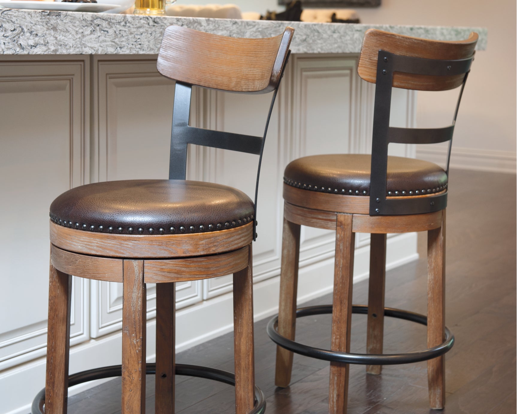 Sam's Furniture - Ashley Furniture - Pinnadel Dining Room - Bar Height Bar Stool (Set of 2) / Grayish Brown - D542-130X2