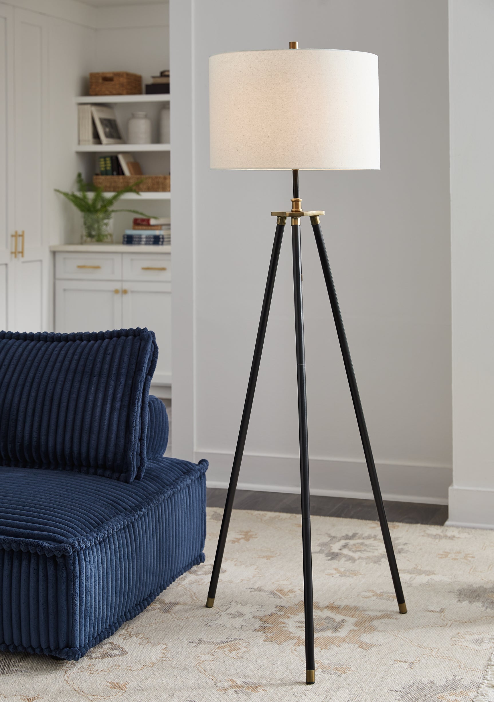 Sam's Furniture - Ashley Furniture - Cashner Lighting - Metal Floor Lamp (1/CN) / Black/Gold Finish - L206101