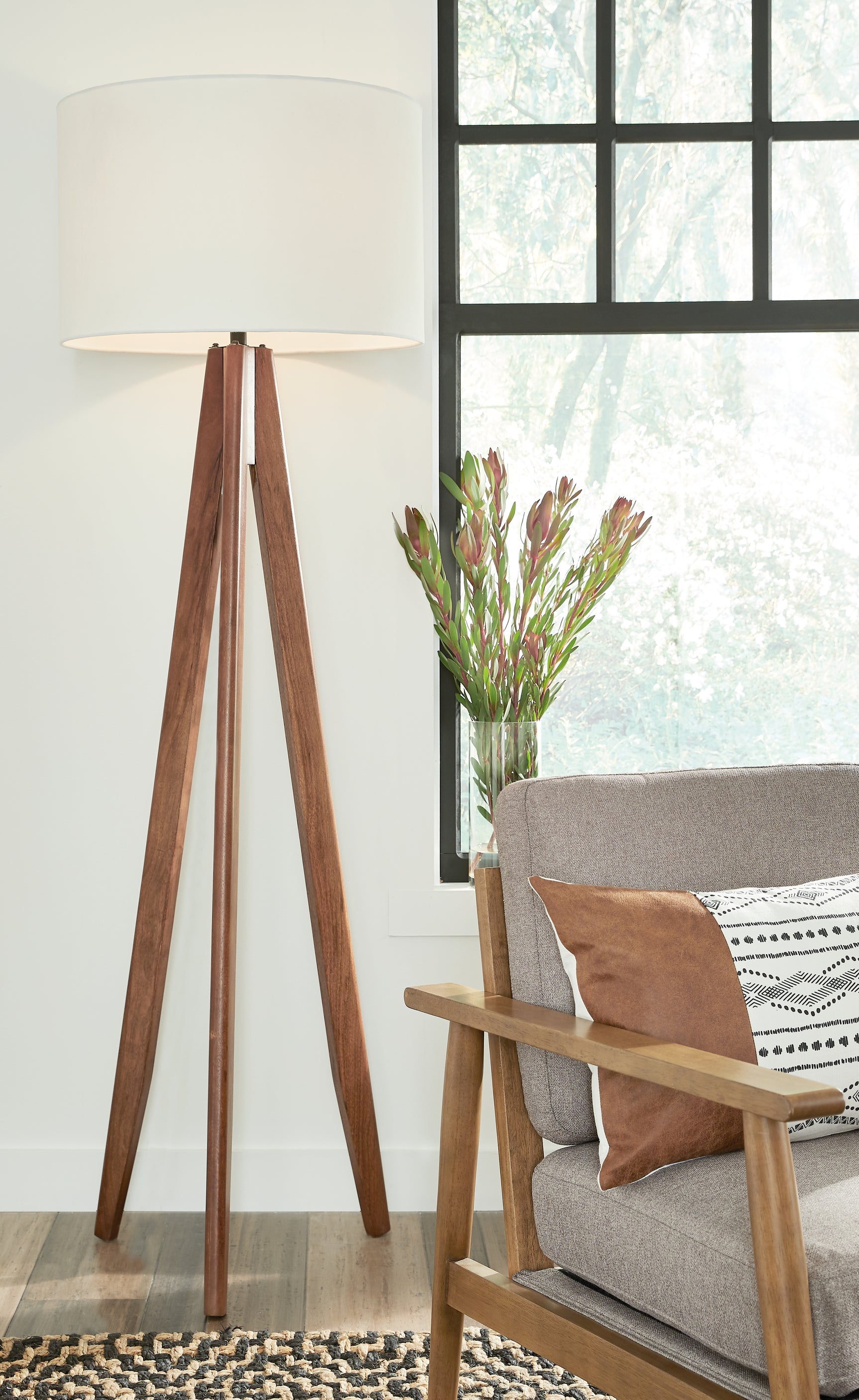 Sam's Furniture - Ashley Furniture - Dallson Lighting - Wood Floor Lamp (1/CN) / Brown - L329011