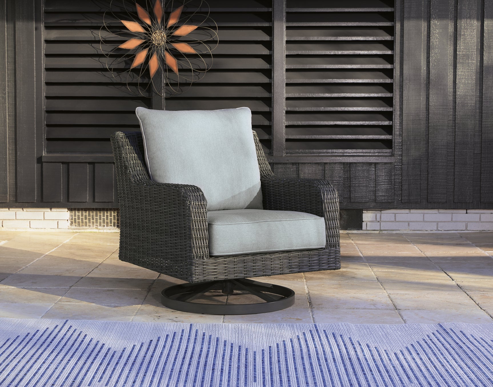 Sam's Furniture - Ashley Furniture - Elite Park Outdoor - Swivel Lounge w/ Cushion / Gray - P518-821