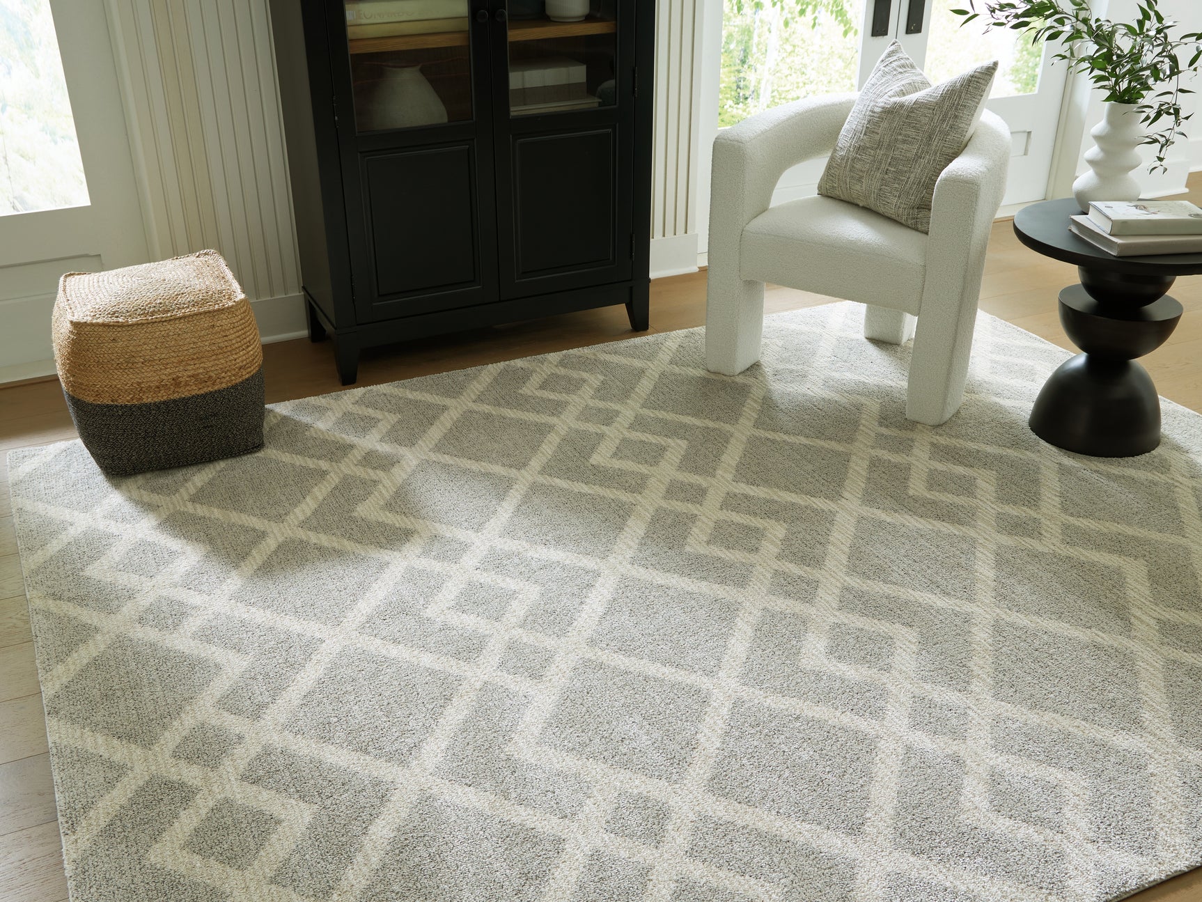 Sam's Furniture - Ashley Furniture - Unawick Rug - Medium Rug / Gray/Ivory - R407332