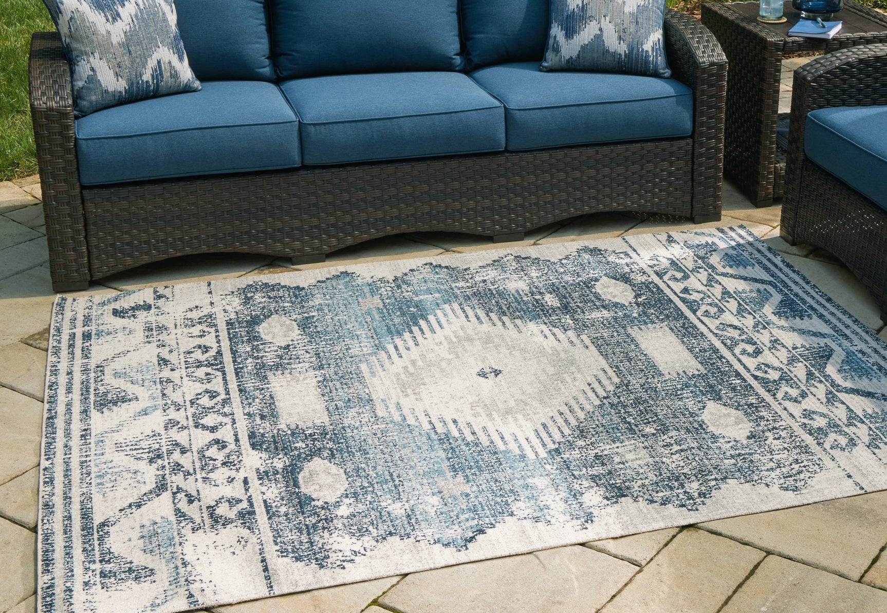 Sam's Furniture - Ashley Furniture - Daddridge Rug - 8' x 10' Rug / Blue/Gray/Ivory - R900101