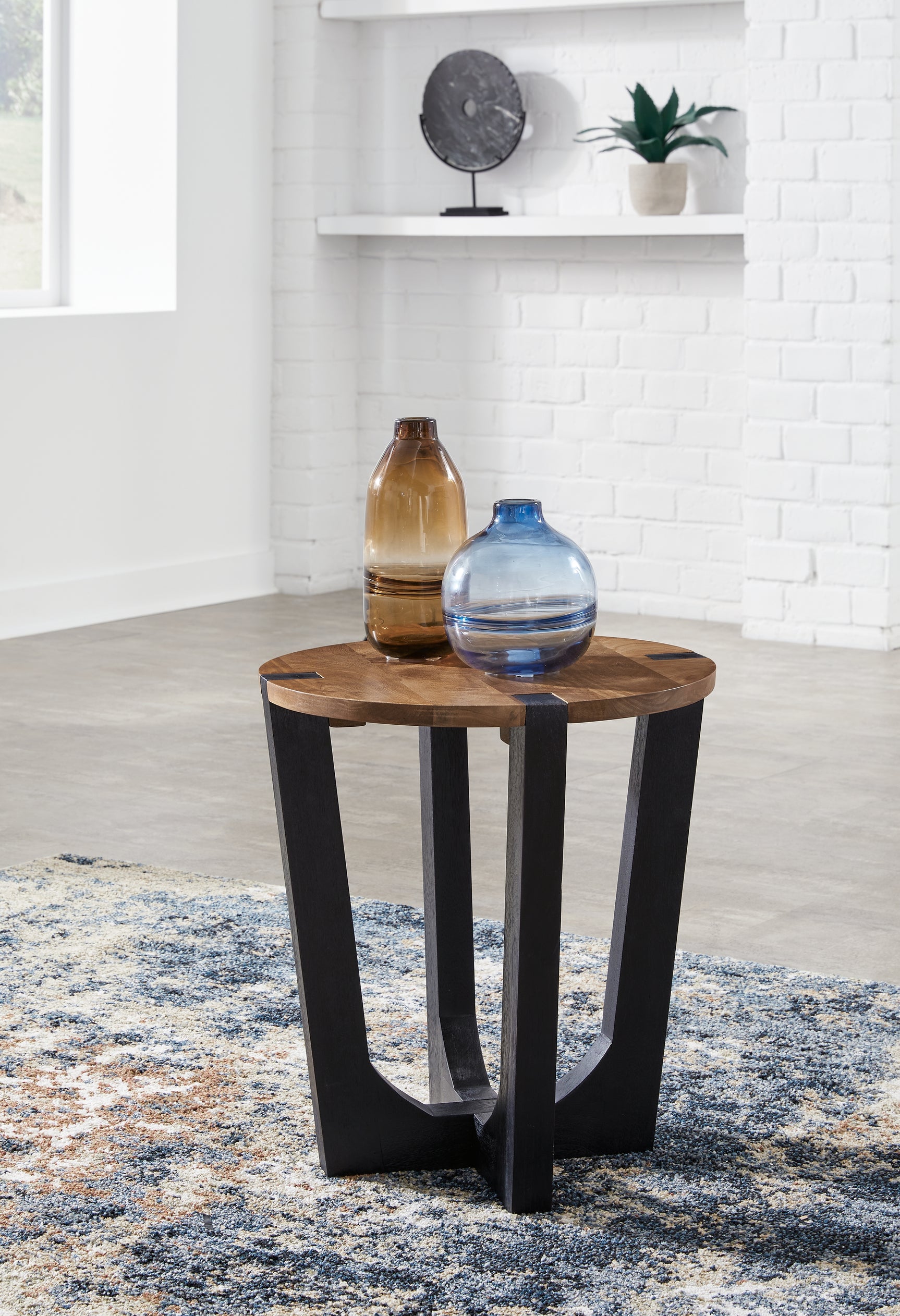 Sam's Furniture - Ashley Furniture - Hanneforth End Table - Round End Table / Brown/Black - T726-6