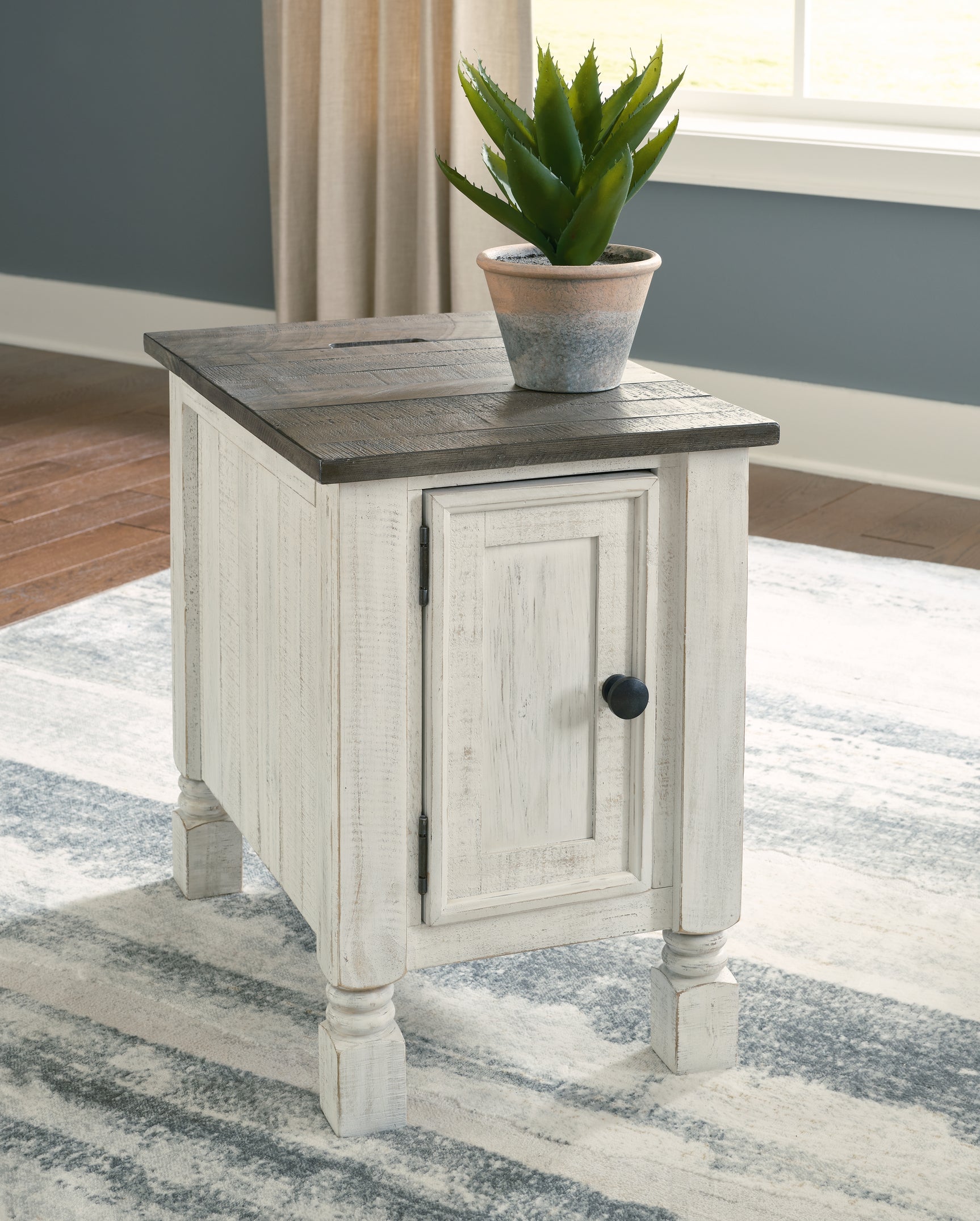 Sam's Furniture - Ashley Furniture - Havalance Chairside End Table - Chair Side End Table / White/Gray - T994-7